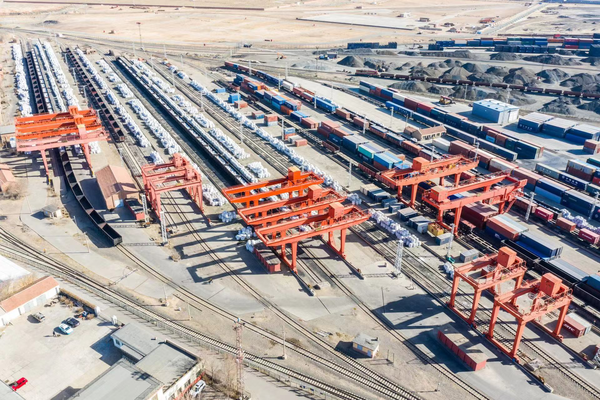 Photo taken on April 8 shows a railway freight yard in Erenhot, north China’s Inner Mongolia autonomous region. Erenhot’s frontier inspection station inspected and accepted 734 China-Europe freight trains in the first quarter of 2022, up 25.7 percent from a year ago. These trains carried 642,000 tonnes of export cargos, rising 41.4 percent year on year. (Photo by Guo Pengjie/People’s Daily Online)