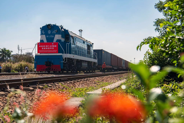 A China-Europe freight train carrying COVID-19 antigen rapid test kits heads to Duisburg, Germany from Xiamen, southeast China’s Fujian province, April 21, 2021. (Photo by Zhuang Jianhua/People’s Daily)