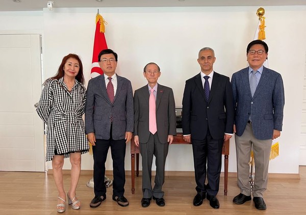 Ambassador Nabih El Abed of Tunisia in Seoul (fourth from left) take a commemorative photo with Publisher-Chairman Lee Kyung-sik of The Korea Post media (center) and his staffers at the Tunisia Embassy in Seoul on June 22, 2022. (From left) Korea Post Korean-language Editor Ms. Lynda Youn, Managing Editor Kevin Lee, Vice Chairman Song Na-ra.