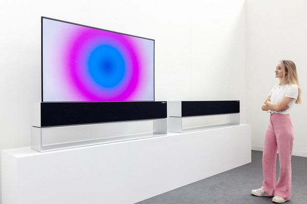 Anish Kapoor’s media artwork is unveiled on LG Signature OLED R in Basel.