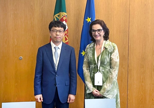 Hwang Soo-sung, Deputy Minister for MOTIE’s Office of Industry and Enterprise Innovation, (left) poses for the camera at the Eureka general assembly held in Lisbon, Portugal on June 22, 2022.