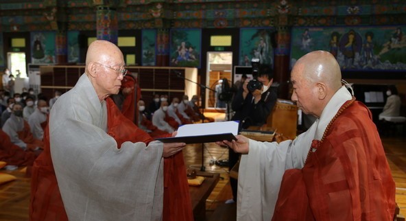 Newly appointed Chief Abbot Beopmyung (left) receives a letter of appointment as the new leader of the Korean Buddhist Gwangeum Order. 