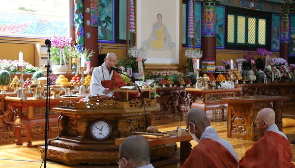 New Chief Abbot Hongpa (behind microphone) presevent sermons. 