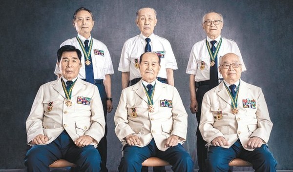 Veterans who participated in the 1950~53 Korean War take a commemorative picture, wearing new summer group uniforms.