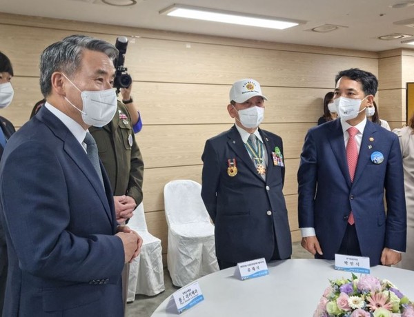 Minister Park Min-shik (right) of Patriots and Veterans Affairs and Minister Lee Jong-sup of National Defense (left) attend an event to show off the summer group uniform of the veterans, who participated in the 1950~53 Korean War, on June 20.
