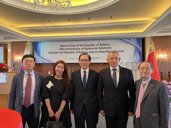 Ambassador Chernetsky and Chairman Park (third and fourth from left, respectively) are flanked on the right by Publisher Chairman Lee Kyung-sik of The Korea Post media and Managing Editor Kevin Lee and Korean-language Editor Linda Yoon (left and second from left).