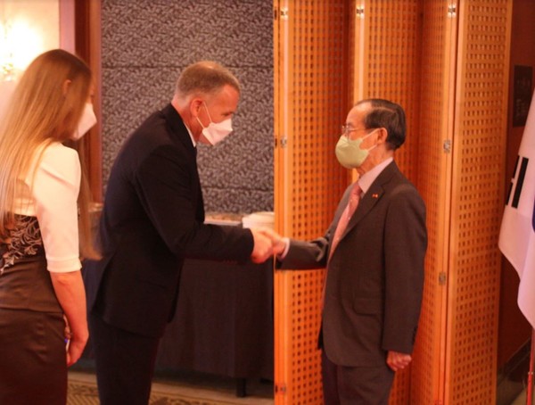 Ambassador Andrew Chernetsky of Belarus in Seoul (left) and Publisher-Chairman Lee Kyung-sik of The Korea Post media shake hands at a reception in Seoul in celebration of the 30th anniversary of diplomatic relations.