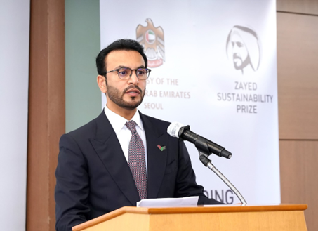 압둘라 사이프 알 누아이미 UAE 대사가 자이드 지속가능성상 설명회에서 연설하고 있다.