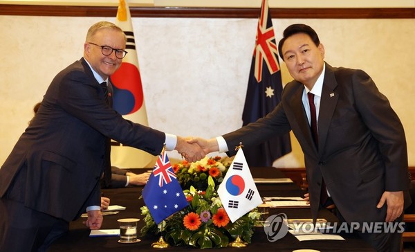 President Yoon Suk-yeol (right) shakes hands with Australian Prime Minister Anthony Norman Albanese in Madrid, Spain on June 28.