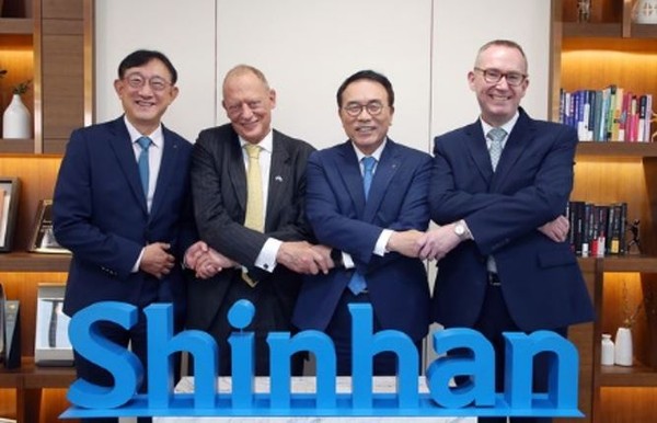 At Shinhan Financial Group headquarters, Deputy Minister Lord Gerry Grimstone of International Trade of the United Kingdom (second from left) and Ambassador Colin Crooks of Britain in Seoul (right) tightly hold hands with Governor Seo Seung-hyun of Shinhan Financial Global Business Group (left) and CEO Cho Yong-byoung of Shinhan Financial Group (right).