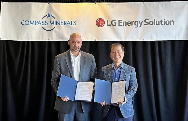Senior Vice President Kim Dong-soo of Procurement Center at LG Energy Solution and Chris Yandell, head of Compass Minerals, are taking a photo on June 28 after signing the MOU.