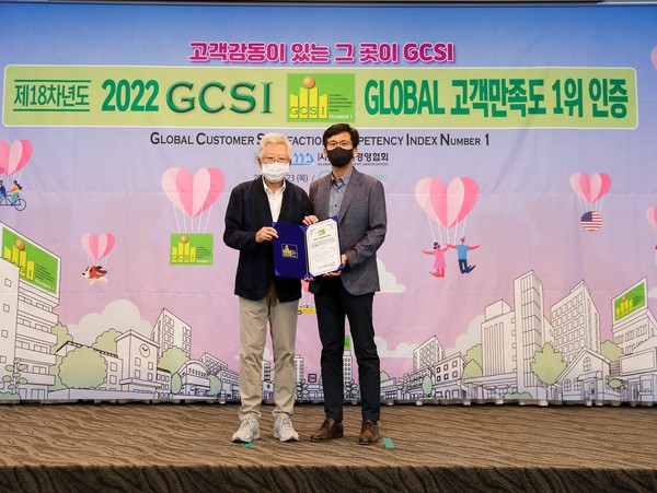 Global Management Association Chairman Bae Soon-hoon (left) and Nexen Tire Global Quality BS (Business Sector) Lee Ju-wan are taking a commemorative photo at the GCSI certification ceremony held on June 24.