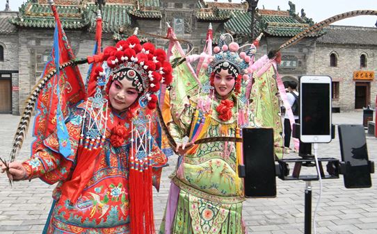 Actors of Bang Opera, a type of traditional Chinese opera, make videos of classic local opera pieces at Huaxilou scenic area in Bozhou city, east China’s Anhui province, April 27, 2022. (Photo by Zhang Yanlin/People’s Daily Online)