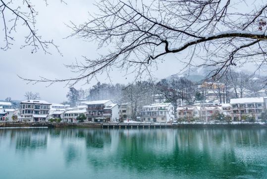 Photo shows beautiful snow scenery of Zhinan village, Taihuyuan township, Lin’an district, Hangzhou city, capital of east China’s Zhejiang province, Feb. 18, 2022. (Photo by Wang Yuebo/People’s Daily Online)