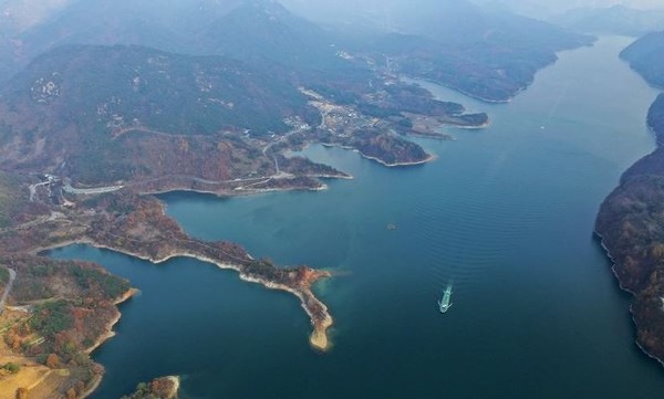 A new terrain that looks like the boot-shaped Italian Peninsula was found in the Cheongpung Lakeside in Jecheon, North Chungcheong Province.