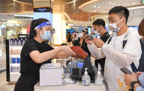 Consumers select commodities at the Global Premium Duty Free (GDF) Plaza in Haikou, south China's Hainan province, May 3, 2022. (Photo by Su Bikun/People's Daily Online)
