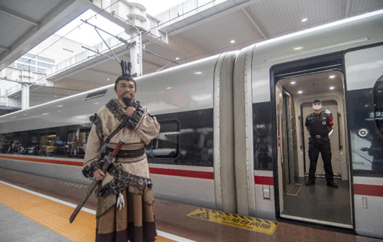 A staff member receives passengers in ancient costume at the Chongqing North railway station, southwest China's Chongqing municipality, June 20, 2022. (Photo by Wang Weiguo/People's Daily Online)