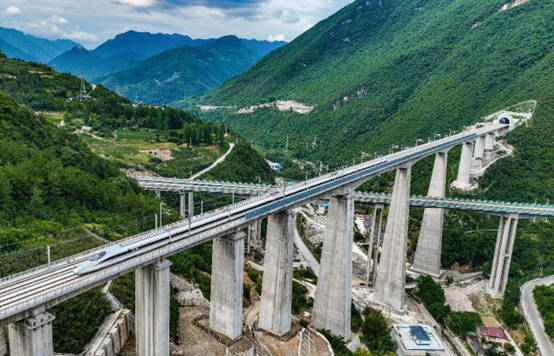 A high-speed train makes a test run on a super large bridge along the Zhengzhou-Chongqing High-speed Railway in Maqiao township, Baokang county, Xiangyang, central China's Hubei province, June 18, 2022. (Photo by Yang Dong/People's Daily Online)