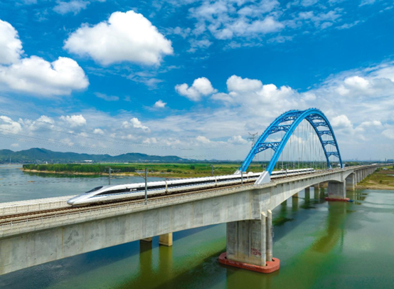 A high-speed train runs on a super large bridge along the Zhengzhou-Chongqing High-speed Railway in Xiangyang, central China's Hubei province, June 20, 2022. (Photo by Yang Dong/People's Daily Online)