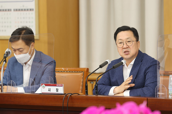 Mayor Lee Jang-woo of Daejeon Metropolitan City (right) speaks to a meeting of the senior officials of his local government emphasizing the need for further rapid development and growth of his city.