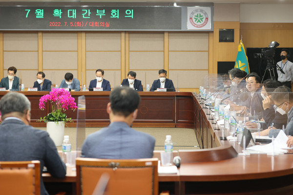 Mayor Lee of Daejeon City (seated third from right) speaks to the leaders of his city at the 7th Expanded Meeting of the city leaders on July 5, 2022.