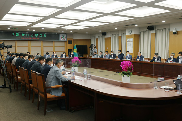 Mayor Lee of Daejeon City(fourth from right) speaks to an extended cadre meeting of his city disclosing ambitious plans for further development and growth of his city.