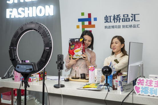Vietnamese hosts introduce Vietnamese coffee on a livestream platform to Chinese consumers at the Hongqiao Import Commodity Exhibition and Trade Center in Shanghai, Jan. 10, 2022. (Photo by Wang Chu/People's Daily Online)
