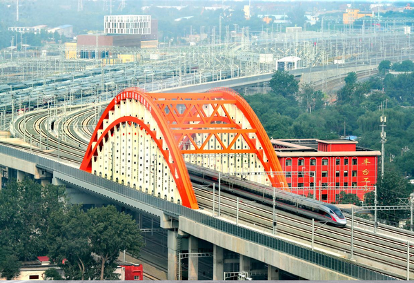 Train G601, the first high-speed train departing from the Beijing Fengtai Railway Station after the station went through a four-year reconstruction, runs on a bridge in Fengtai district, Beijing, June 20, 2022. (Photo by Zhou Yujie/People's Daily Online)