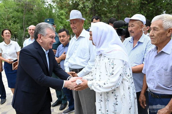 Shavkat Mirziyoyev visited a citizens’ assembly of Samanbay village in Nukus district, met with representatives of the older generation, assistants to the hokim, youth leaders and female activists, July 3.