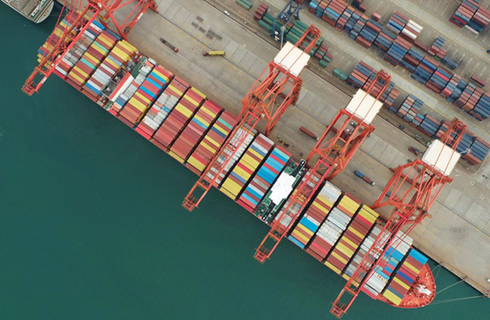 On May 22, 2022, a large container ship is loading containers at the terminal of Lianyungang Port, east China’s Jiangsu province. As the most convenient seaport in Central Asia, the port has promoted cooperation under the Belt and Road Initiative (BRI). (Photo by Wang Jianmin/People’s Daily Online)