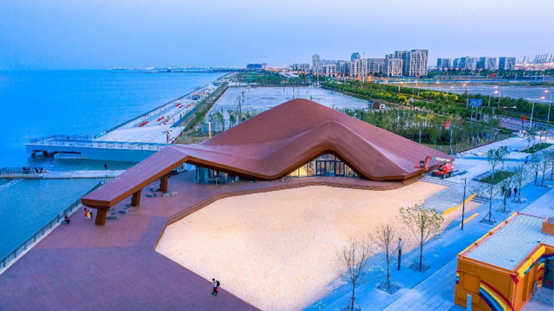 Dongjiang Park is a remarkable outcome of a comprehensive treatment campaign for the Bohai Sea launched by north China's Tianjin municipality. Wetlands and ecosystem along the coastline in the park have been restored. Viewing platforms, sports fields, playgrounds and other leisure and entertainment facilities have also been built there. (Photo courtesy of the convergence media center of Tianjin's Binhai New Area)