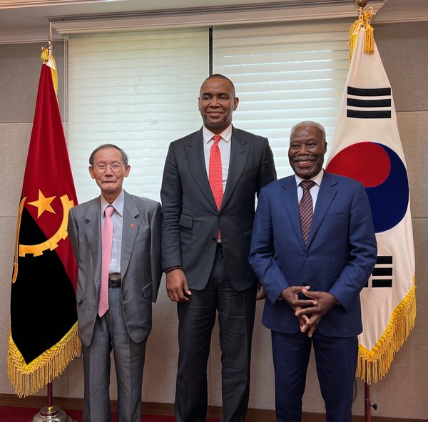 Chairman Antonio Henriques Da Silva of the AIPEX (center) is flanked on the right by Ambassador Edgar Gaspar Martins of Angola in Seoul and Publisher-Chairman Lee Kyung-sik of The Korea Post media on the left.