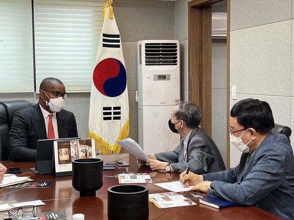 Chairman Antonio Henriques Da Silva of the AIPEX (left) is interviewed by Publisher-Chairman Lee Kyung-sik and Managing Editor Kevin Lee of The Korea Post media (center and right, respectively) at the Angola Embassy in Seoul on July 6, 2022.