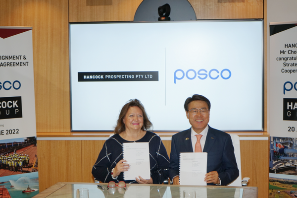 CEO Choi Jeong-woo of POSCO Group (right) poses with Gina Rinehart, the chairwoman of Hancock after signing an MOU for strategic cooperation on June 20 in Australia.