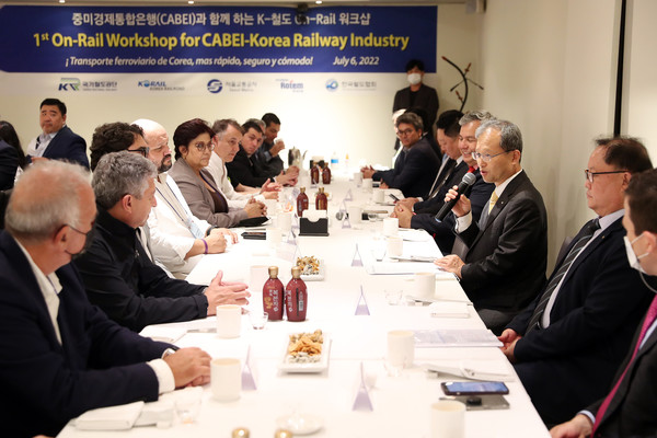 Kim Han-young, chairman of the Korea National Railway (third from right), greets the CABEI delegation, including Dante Mosi, president of the CABEI, in Seoul on July 6.