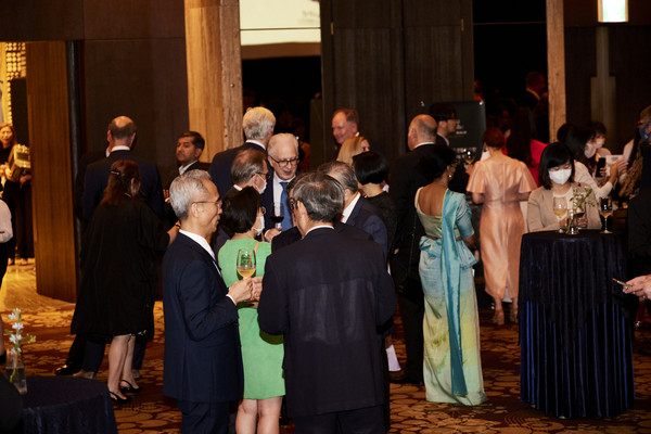 Ambassadors and other international dignitaries enjoy the occasion with Korean guests as well as wine and other beverages and foods.