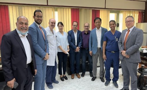 Dr. Yasser Hasouna (third from left), dean and brigadier general of Egypt's Maadi Military Hospital, and Jang Dae-hee (far rigjht), director of the Osstem Implant Middle East Corp., pose with other guests in Egypt.