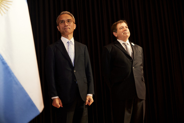 주한 아르헨티나 알프레도 바스쿠 대사(오른쪽)가 여승배 외교부 정무차관과 함께 포즈를 취하고 있다.