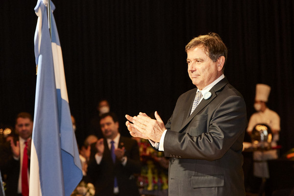 주한 아르헨티나 바스쿠 대사가 리셉션에서 박수를 보내고 있다.
