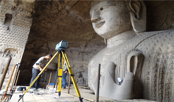 Technicians survey and collect digital images in a cave at the Yungang Grottoes. (Photo from the official website of the Yungang Grottoes)
