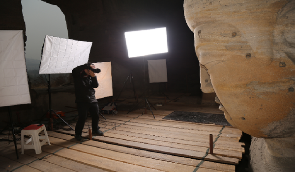 A technician surveys and collects digital images in a cave at the Yungang Grottoes. (Photo from the official website of the Yungang Grottoes)