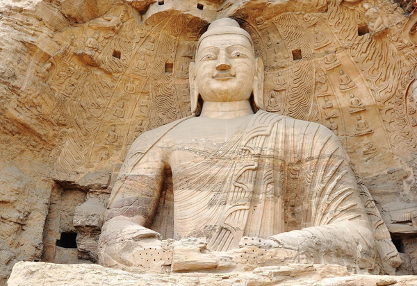 Photo shows a gigantic seated Buddha in the Cave No.20 of the Yungang Grottoes. (Photo by Chen Xiaodong/People's Daily Online)
