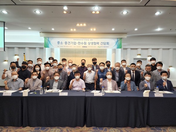 한국원자력해체산업협회 공준식 회장 (왼쪽에서 3번째, 앞줄)과 원전해체산업발전을 위한 간담회 참가자들이 공군호텔에서 13일 기념 촬영을 하고 있다.