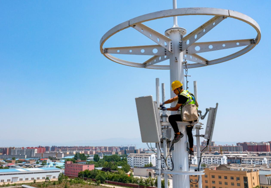 A technician installs equipment at a 5G base station in Yuncheng, north China's Shanxi province, May 17, 2022. (Photo by Chang Qi/People's Daily Online)