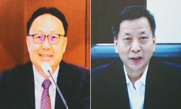 MOTIE’s chief FTA negotiator Lee Kyung-sik of Korea (left) exchange opinions on the FTA service and investment with Director-General Yu Benlin of China on July 13 via teleconferencing.