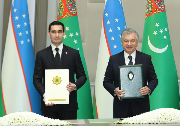 President Serdar Berdimuhamedov of Turkmenistan (left) and President Shavkat Mirziyoyev of Uzbekistan pose for the camera during a signing ceremony.