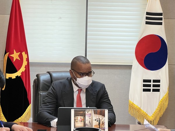 Chairman Antonio Henriques Da Silva of the Agency for Private Investment and Exports Promotion of Angola (AIPEX) speaks at a meeting with the editorial leaders of The Korea Post media stressing the importance of increased win-win economic cooperation between Korea and Angola.