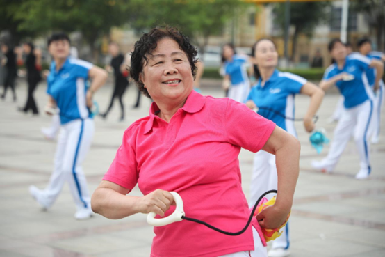 People join a fitness practice on a square in Shengrong community, Xindian neighborhood, Dongying district, Dongying city, east China's Shandong province, June 16, 2022. (Photo by Song Xinggang/People’s Daily Online)