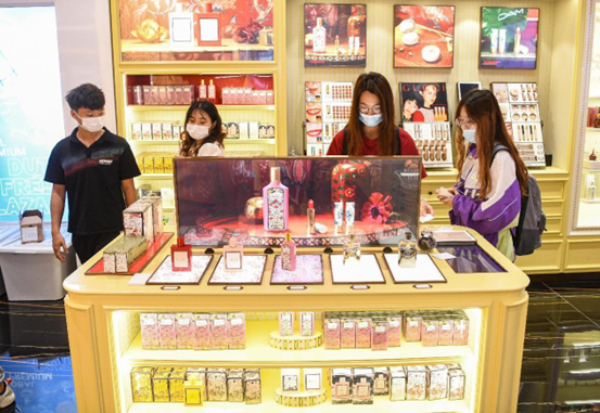 Consumers buy duty-free products at the GDF Plaza in Haikou, south China's Hainan province, May 3, 2022. (Photo by Su Bikun/People's Daily Online)
