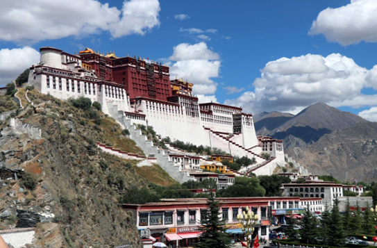 Photo shows the Potala Palace in Lhasa, southwest China’s Tibet autonomous region. (Photo by Duan Hongwen/People’s Daily Online)